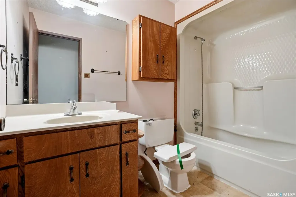 1625 Admiral Crescent Moose Jaw SK S6H 7N8