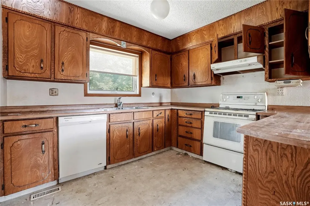 1625 Admiral Crescent Moose Jaw SK S6H 7N8