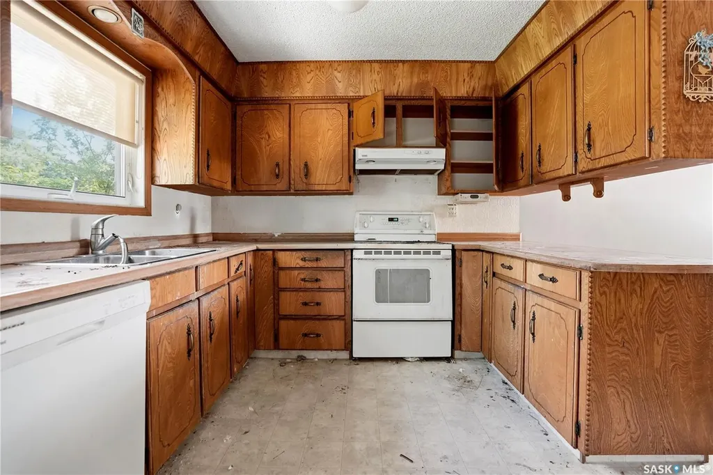 1625 Admiral Crescent Moose Jaw SK S6H 7N8