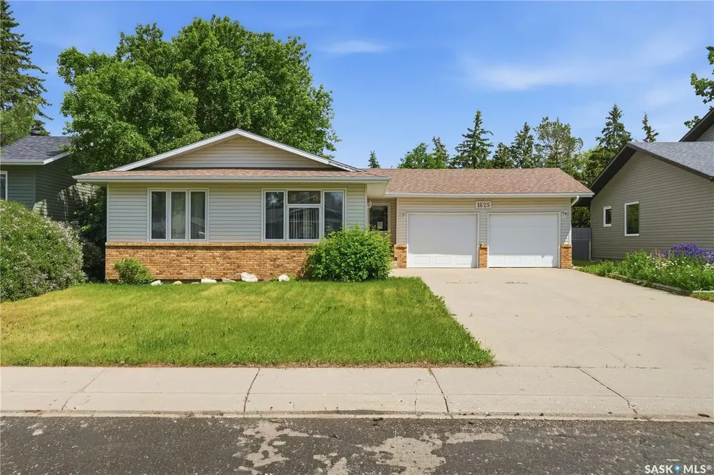 1625 Admiral Crescent Moose Jaw SK S6H 7N8