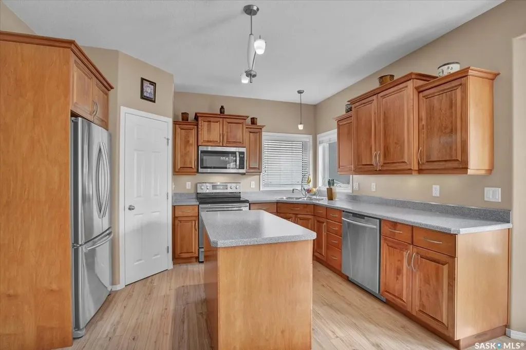 211 Brookshire Crescent Saskatoon SK S7V 1H1
