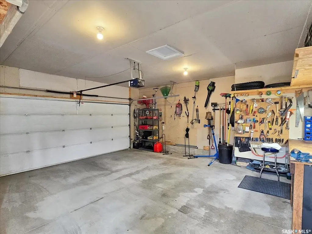 211 Brookshire Crescent Saskatoon SK S7V 1H1