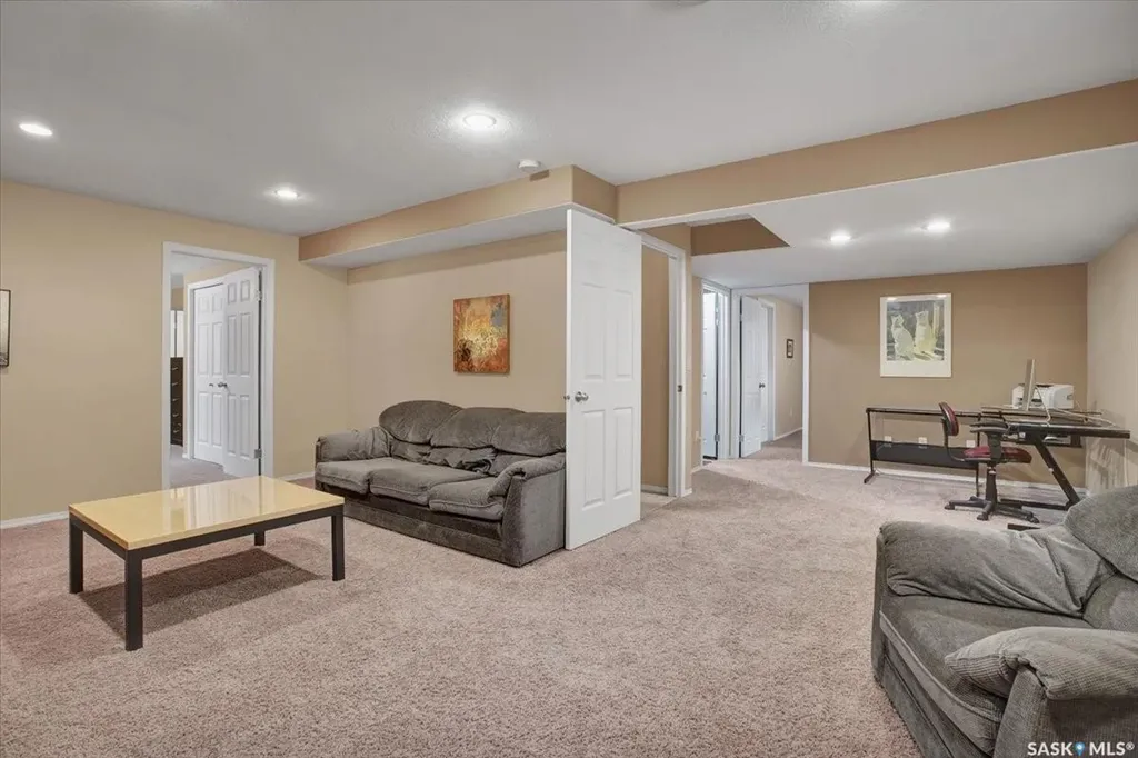 211 Brookshire Crescent Saskatoon SK S7V 1H1