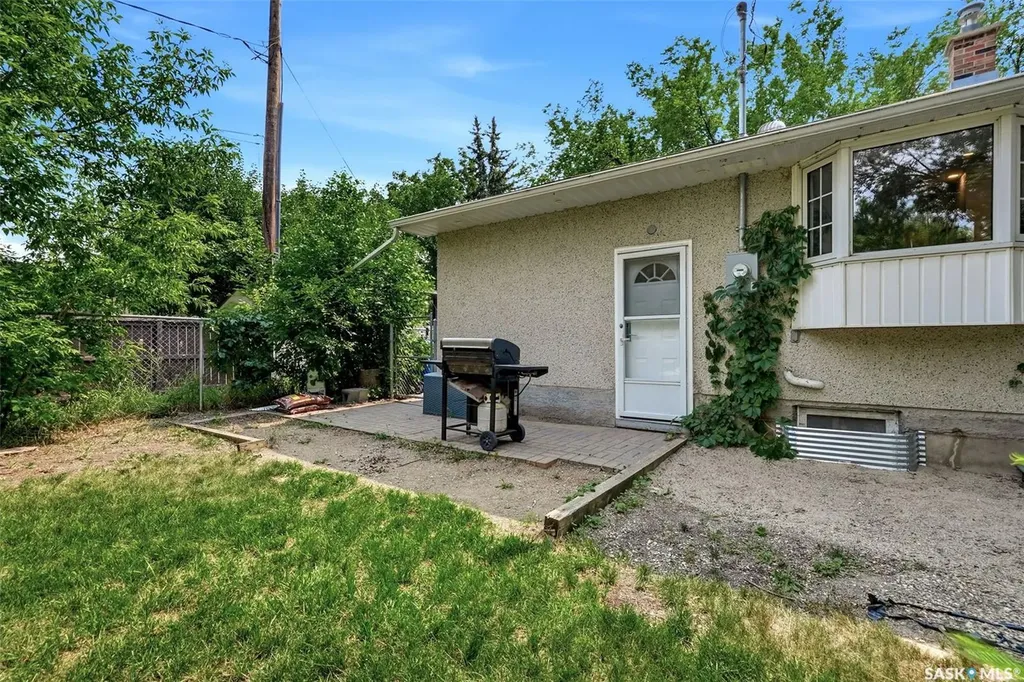 3 Woodlawn Place Regina SK S4S 5M9