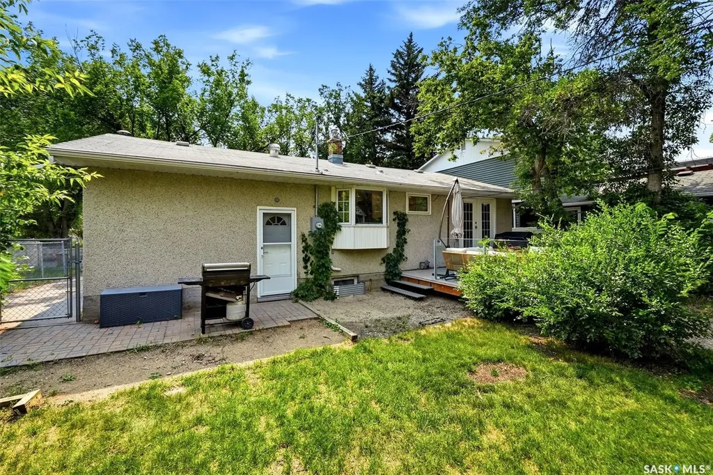 3 Woodlawn Place Regina SK S4S 5M9