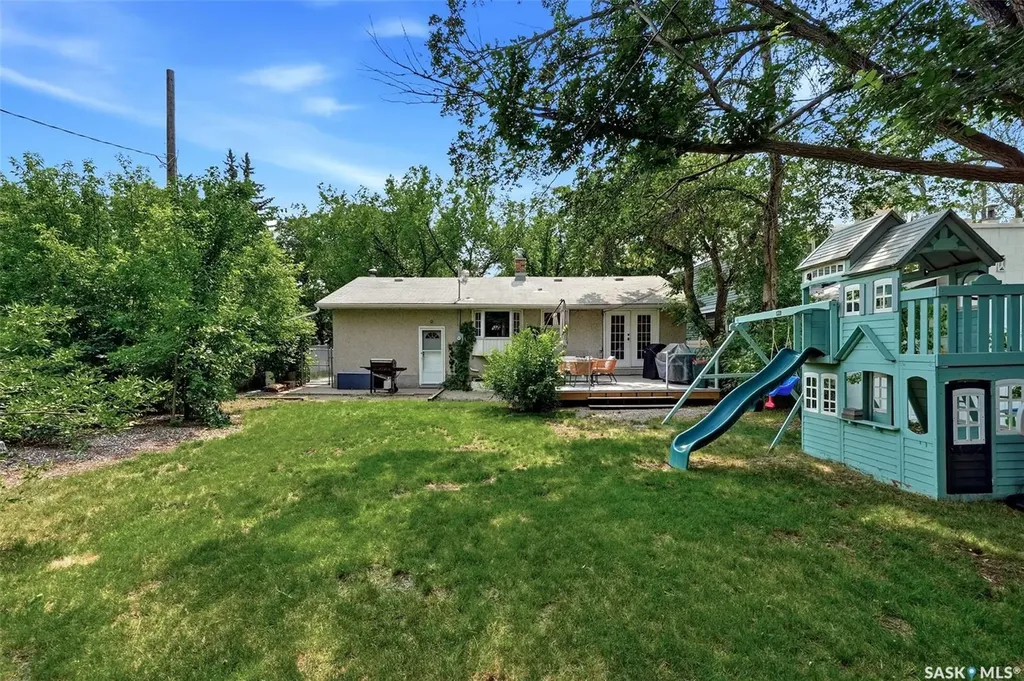 3 Woodlawn Place Regina SK S4S 5M9