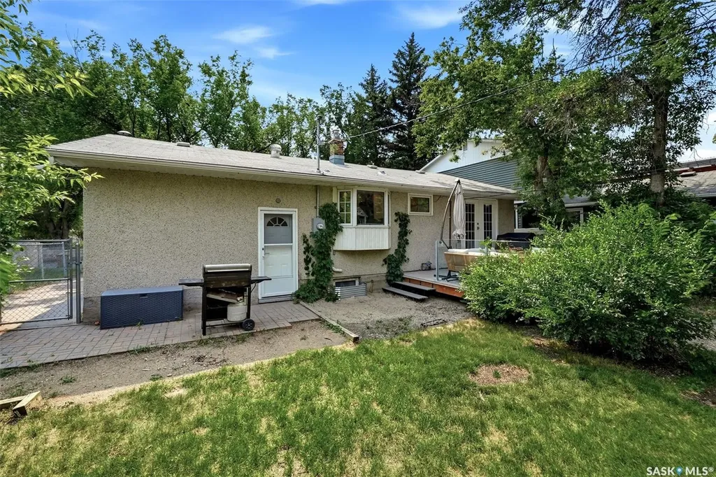 3 Woodlawn Place Regina SK S4S 5M9