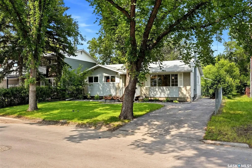 3 Woodlawn Place Regina SK S4S 5M9