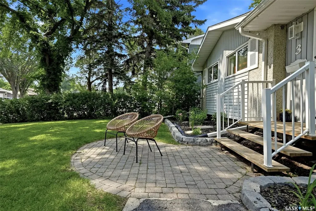 3 Woodlawn Place Regina SK S4S 5M9