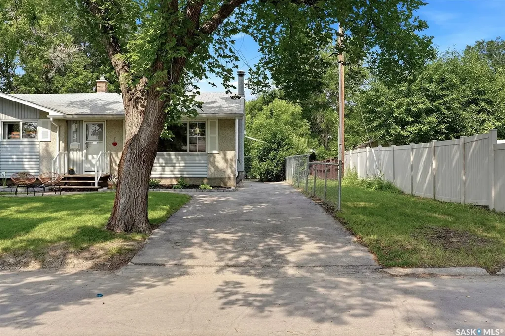 3 Woodlawn Place Regina SK S4S 5M9