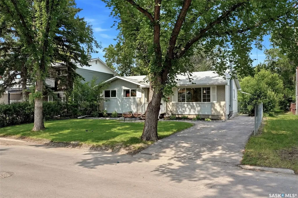 3 Woodlawn Place Regina SK S4S 5M9
