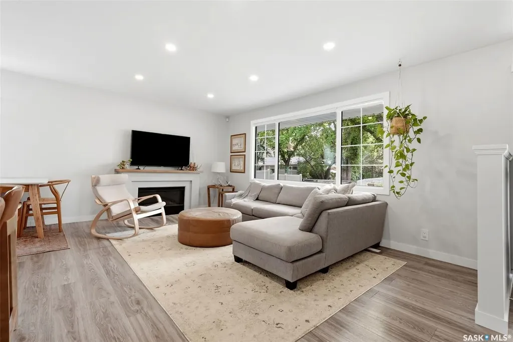 3 Woodlawn Place Regina SK S4S 5M9