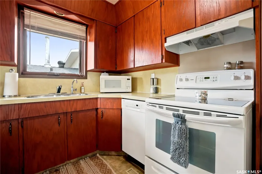 933 Montgomery Street Moose Jaw SK S6H 2W7