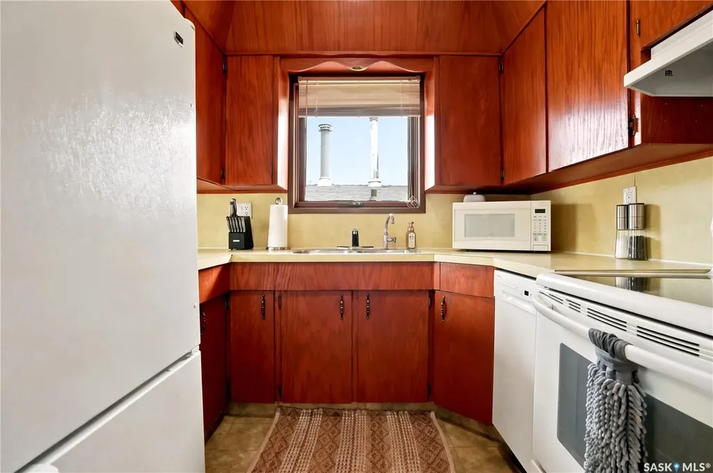 933 Montgomery Street Moose Jaw SK S6H 2W7