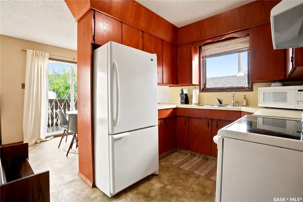 933 Montgomery Street Moose Jaw SK S6H 2W7