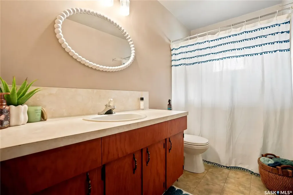 933 Montgomery Street Moose Jaw SK S6H 2W7