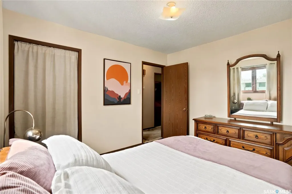 933 Montgomery Street Moose Jaw SK S6H 2W7