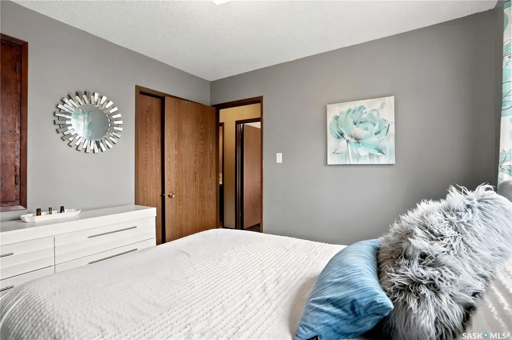 933 Montgomery Street Moose Jaw SK S6H 2W7