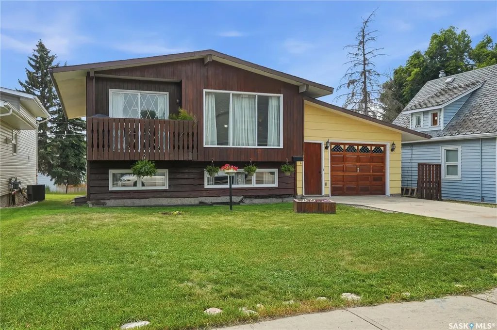 933 Montgomery Street Moose Jaw SK S6H 2W7
