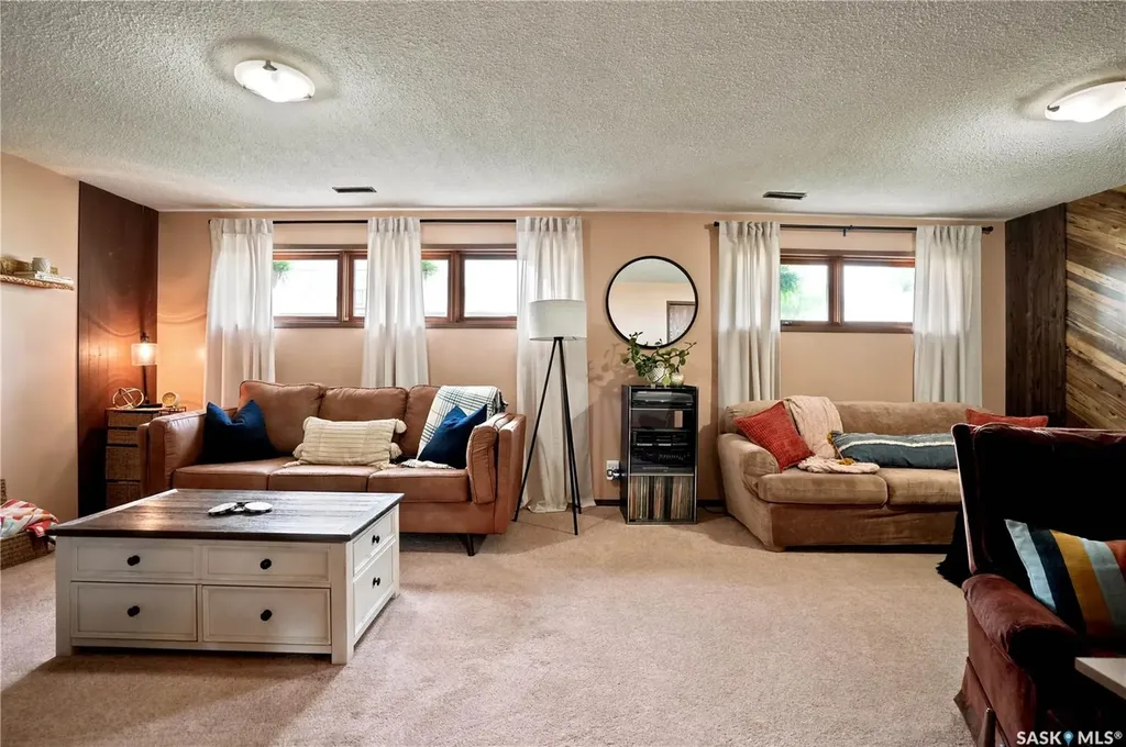 933 Montgomery Street Moose Jaw SK S6H 2W7
