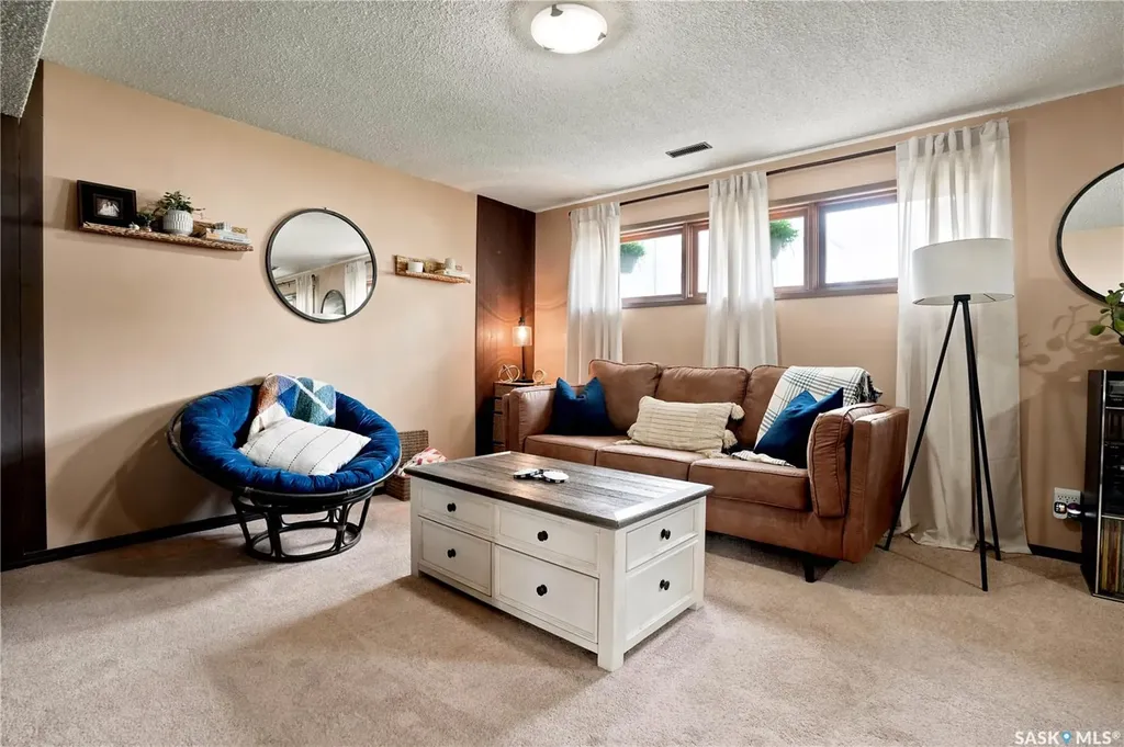 933 Montgomery Street Moose Jaw SK S6H 2W7