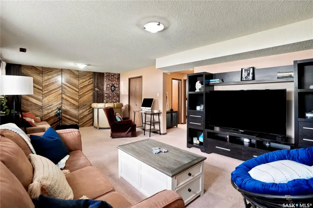 933 Montgomery Street Moose Jaw SK S6H 2W7