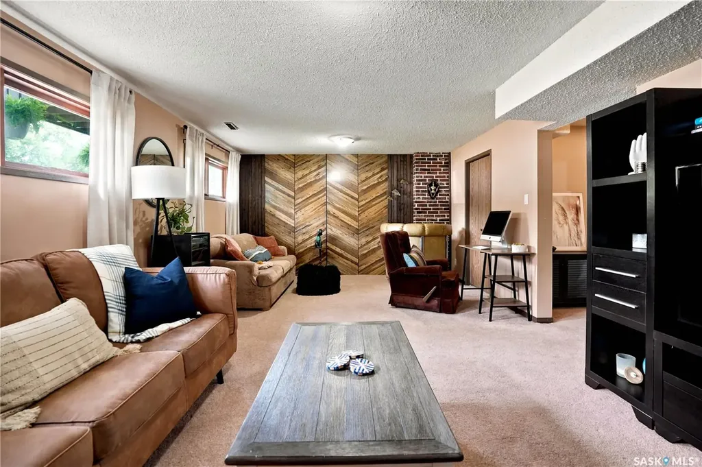 933 Montgomery Street Moose Jaw SK S6H 2W7