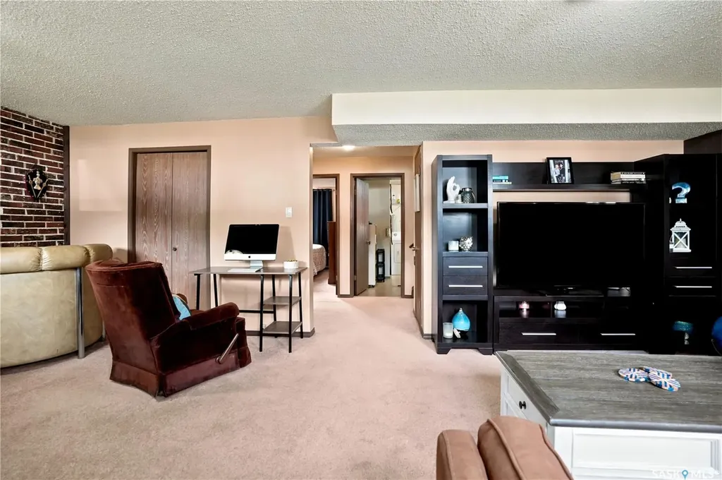 933 Montgomery Street Moose Jaw SK S6H 2W7