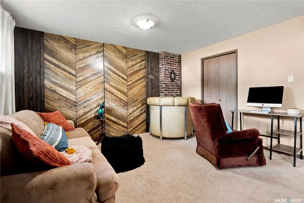 933 Montgomery Street Moose Jaw SK S6H 2W7