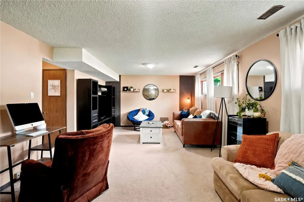 933 Montgomery Street Moose Jaw SK S6H 2W7