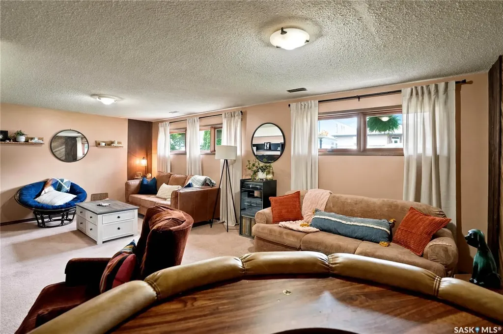 933 Montgomery Street Moose Jaw SK S6H 2W7