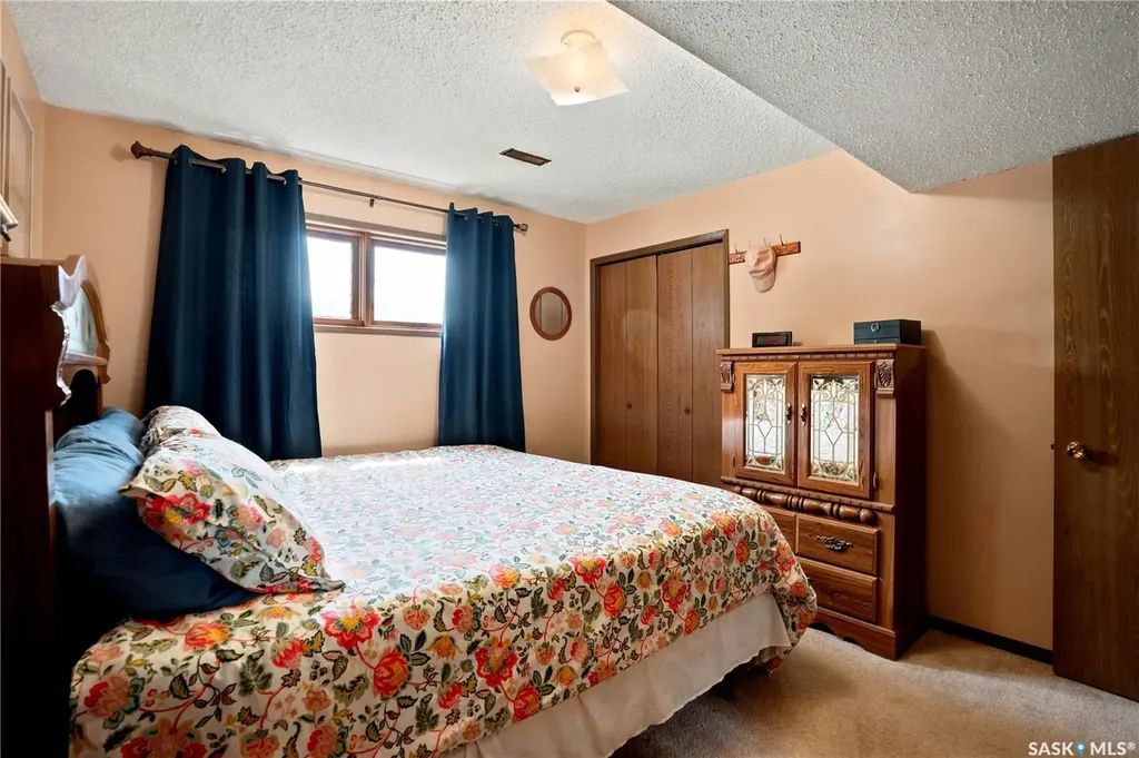 933 Montgomery Street Moose Jaw SK S6H 2W7
