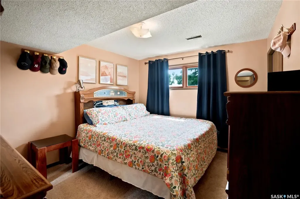 933 Montgomery Street Moose Jaw SK S6H 2W7