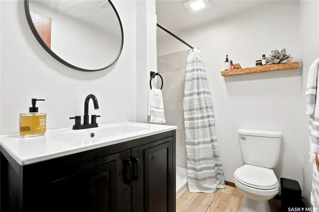 933 Montgomery Street Moose Jaw SK S6H 2W7