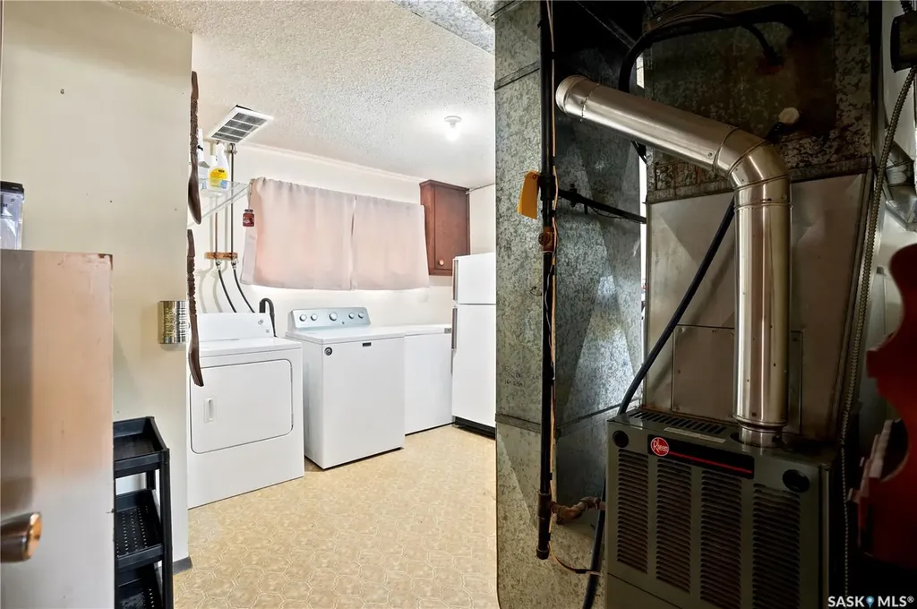 933 Montgomery Street Moose Jaw SK S6H 2W7