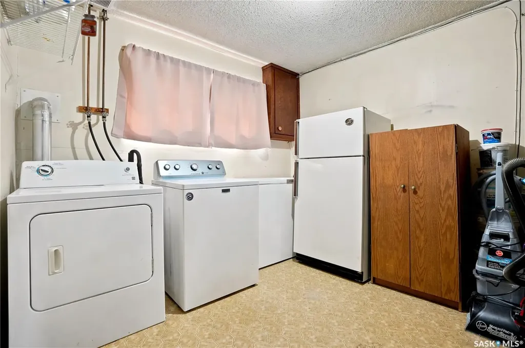 933 Montgomery Street Moose Jaw SK S6H 2W7