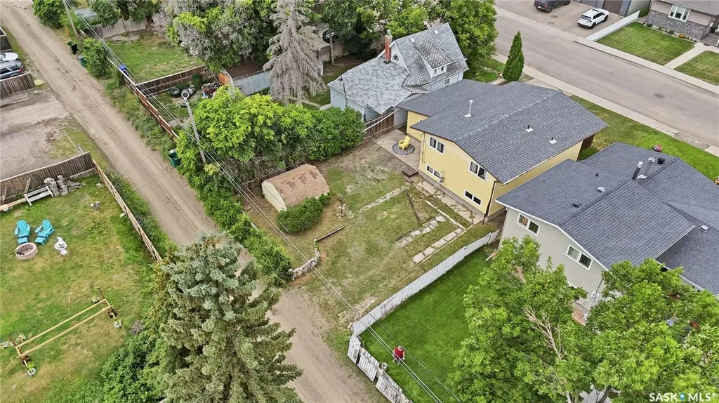 933 Montgomery Street Moose Jaw SK S6H 2W7