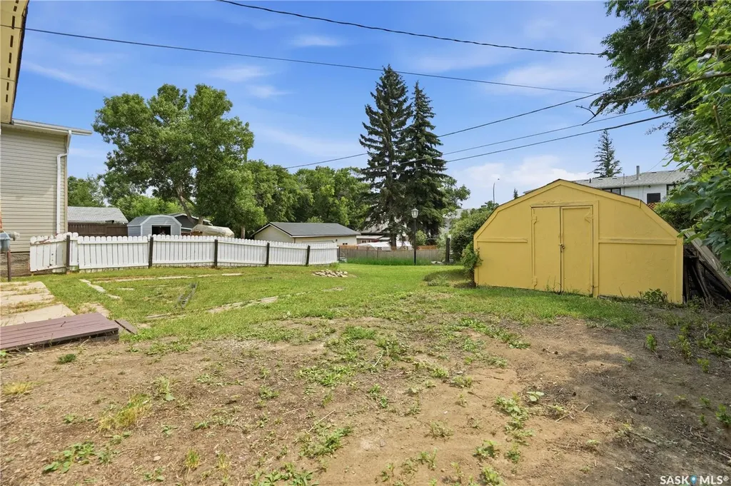 933 Montgomery Street Moose Jaw SK S6H 2W7