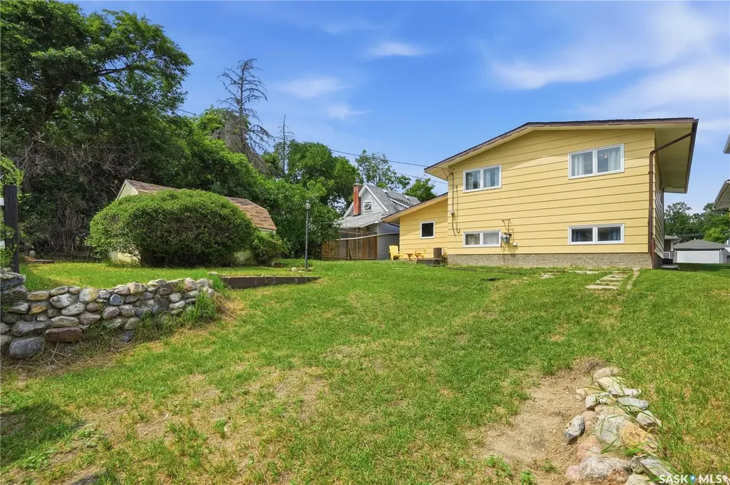 933 Montgomery Street Moose Jaw SK S6H 2W7