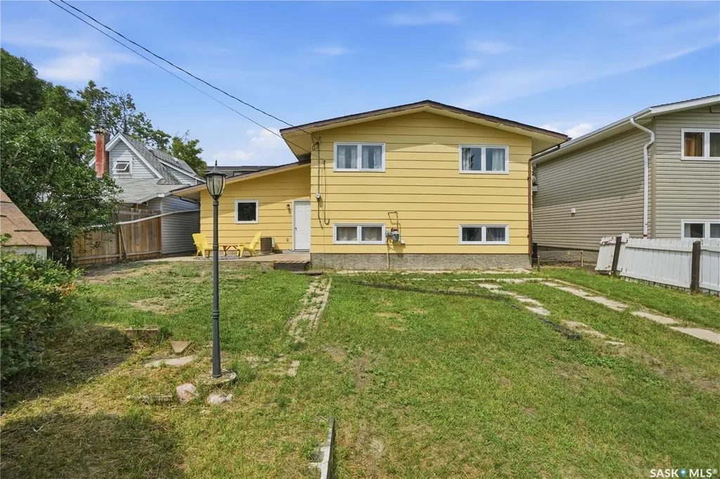 933 Montgomery Street Moose Jaw SK S6H 2W7