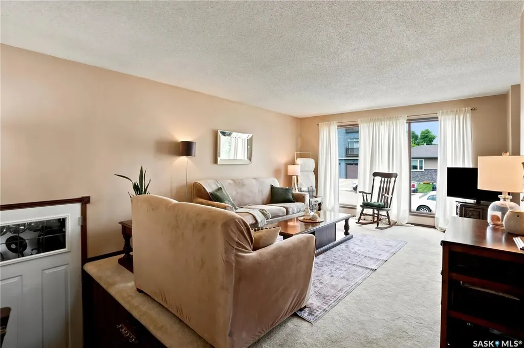 933 Montgomery Street Moose Jaw SK S6H 2W7