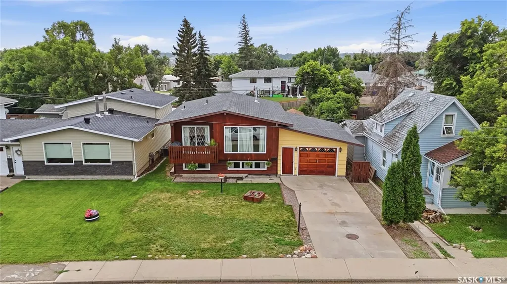 933 Montgomery Street Moose Jaw SK S6H 2W7