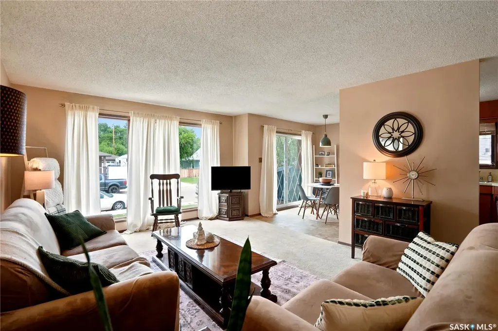 933 Montgomery Street Moose Jaw SK S6H 2W7