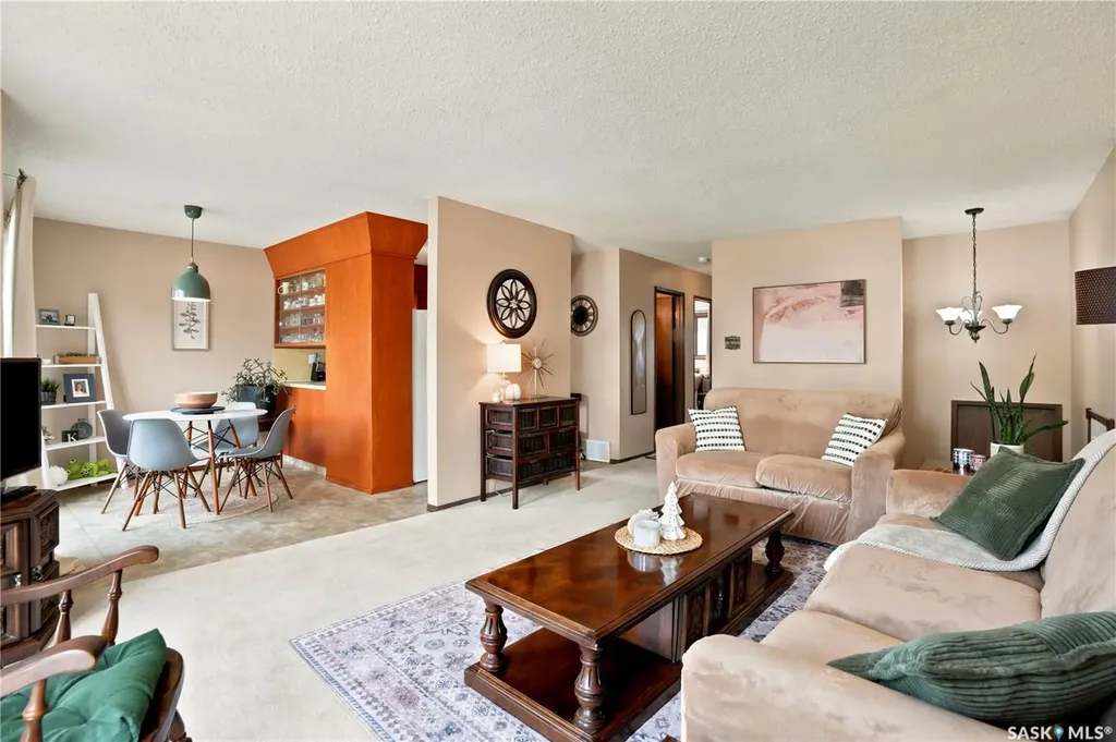 933 Montgomery Street Moose Jaw SK S6H 2W7