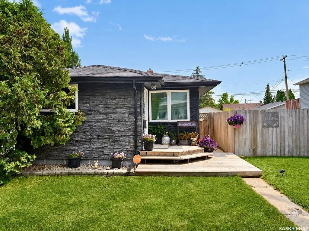 924 Weldon Avenue Saskatoon SK S7M 2V6