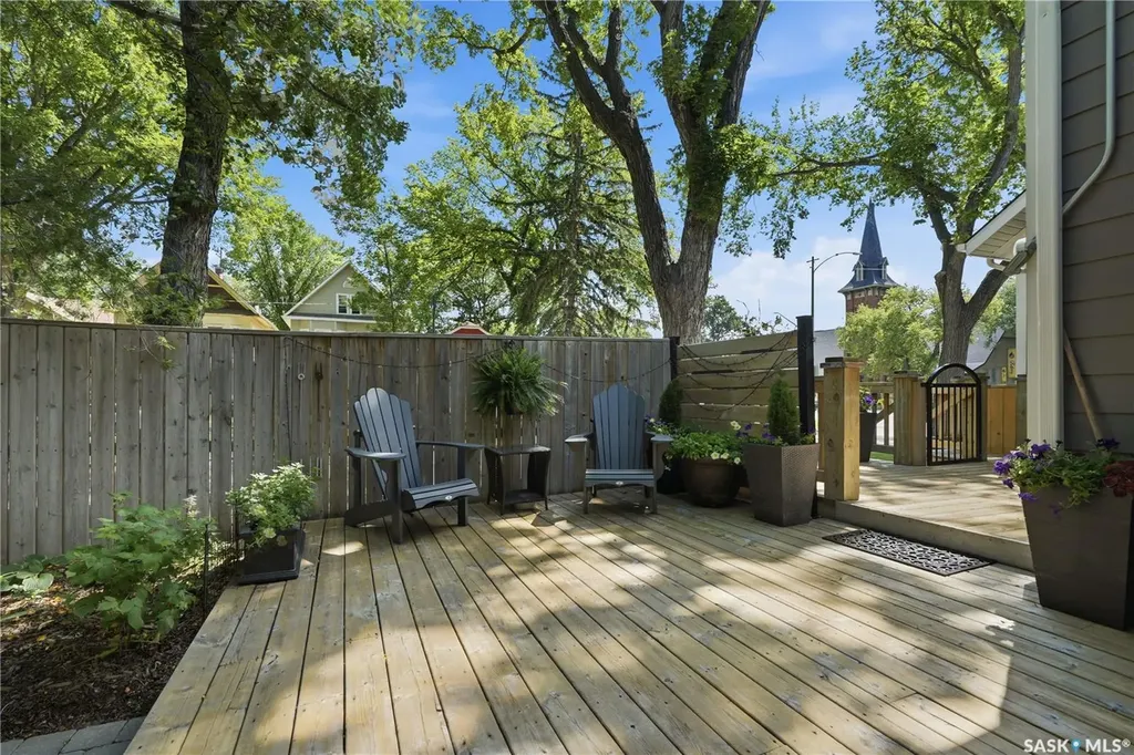 627 12th Street E Saskatoon SK S7N 0H3
