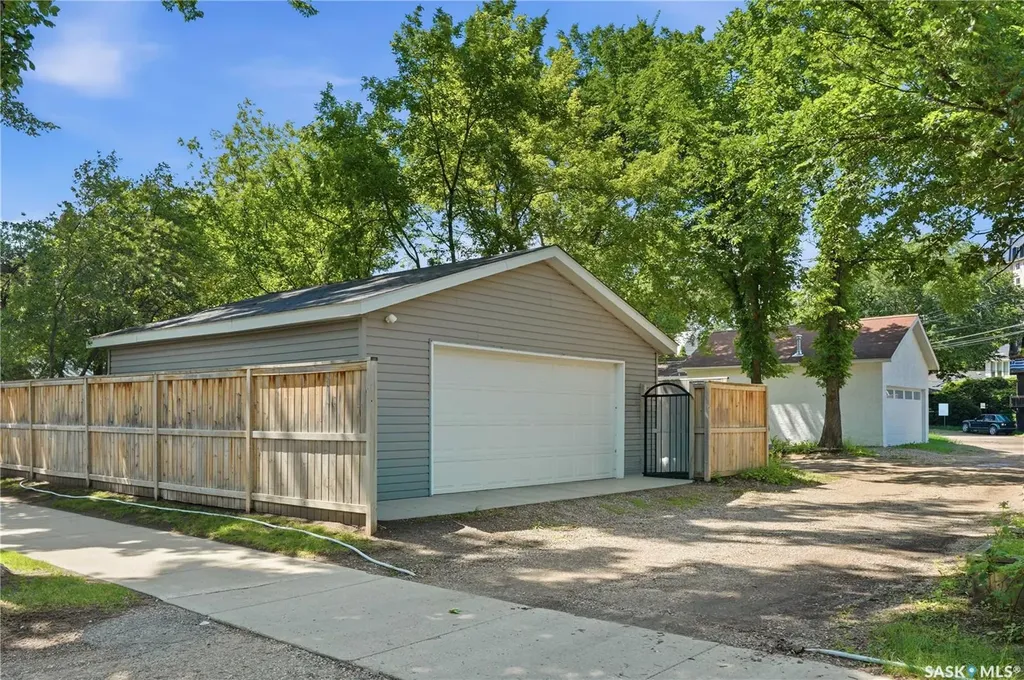 627 12th Street E Saskatoon SK S7N 0H3