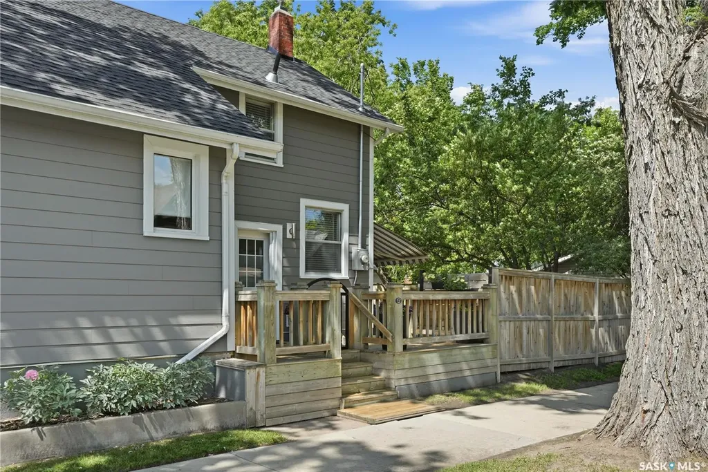 627 12th Street E Saskatoon SK S7N 0H3