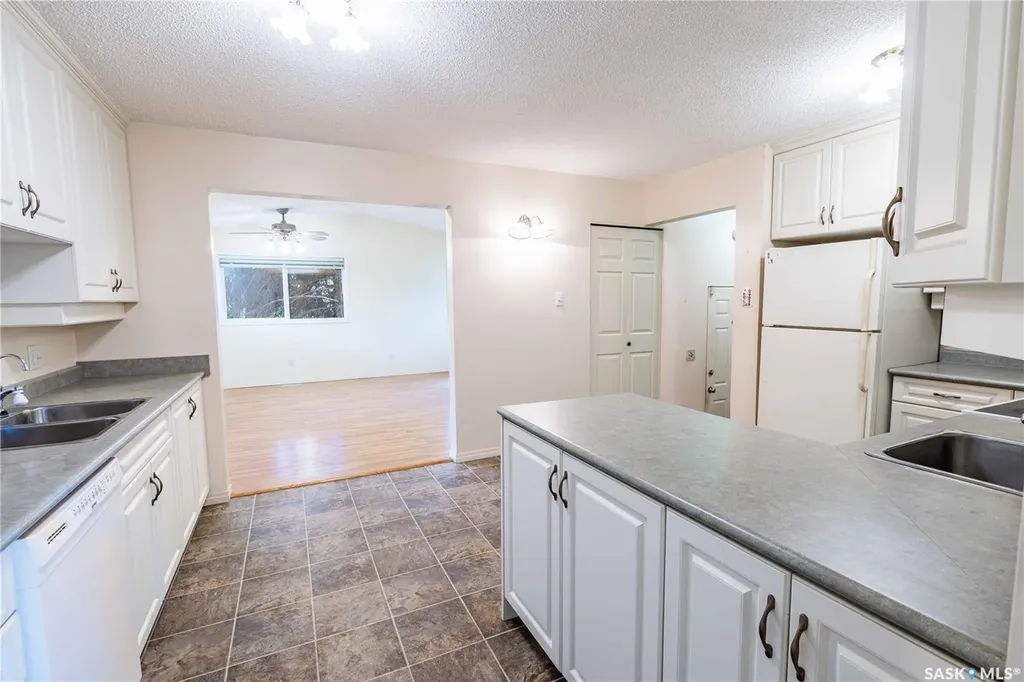 2808 Clarence Avenue S Saskatoon SK S7J 1M8