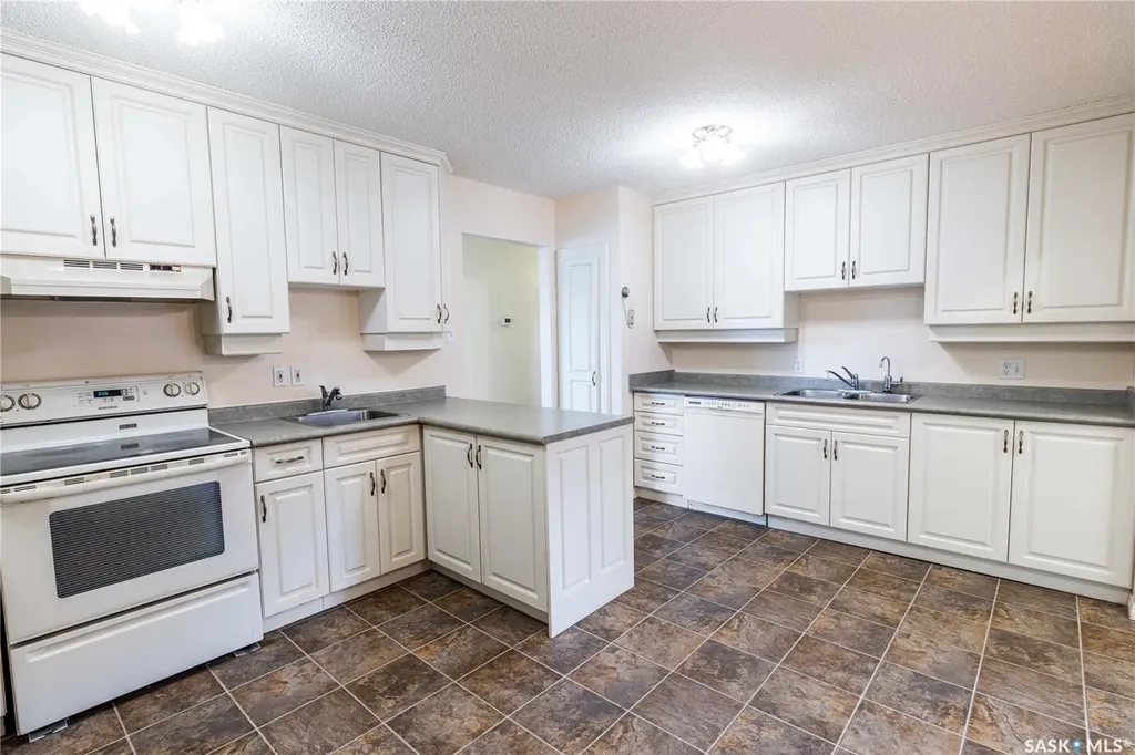 2808 Clarence Avenue S Saskatoon SK S7J 1M8